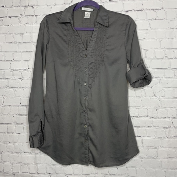 Charlotte Russe Gray Long Button Down with Tiny Ruffle Details - Picture 6 of 8